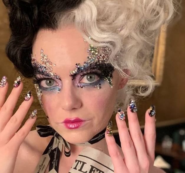 Nails de Cruella de Vil en la actriz Emma Stone